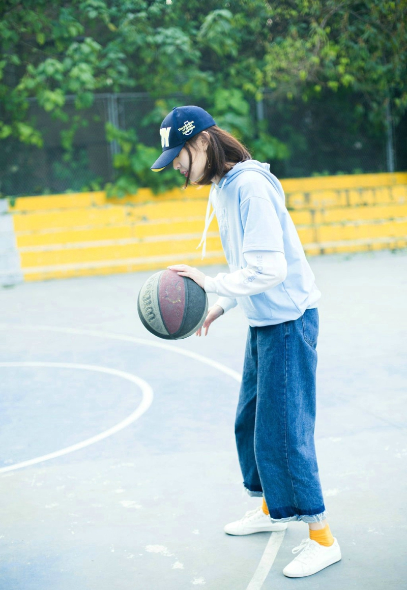 篮球场上的休闲运动范姑娘阳光明媚