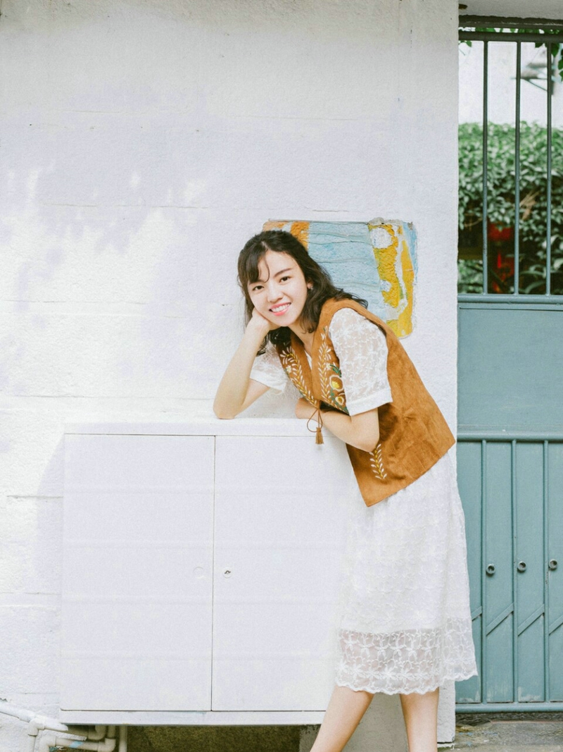 阳光下的高颜值气球美女娇美又迷人