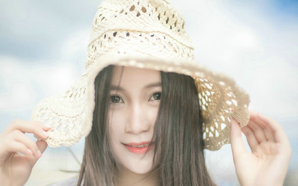 蓝天白云下的长发美女清甜笑容养眼写真