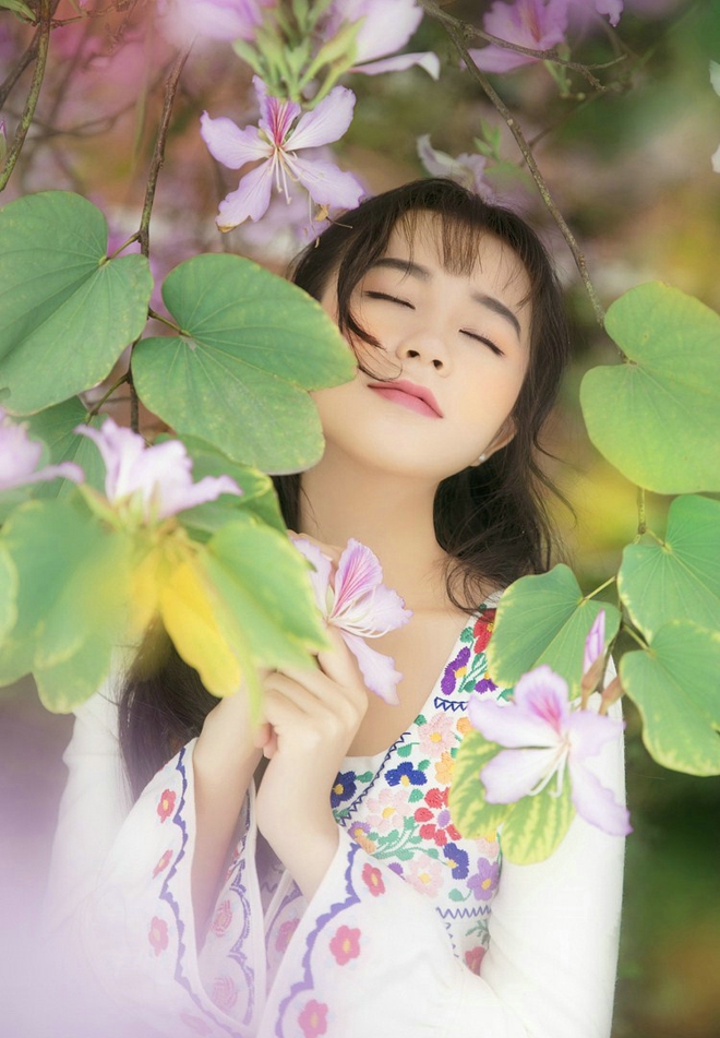 优雅花季少女林间写真