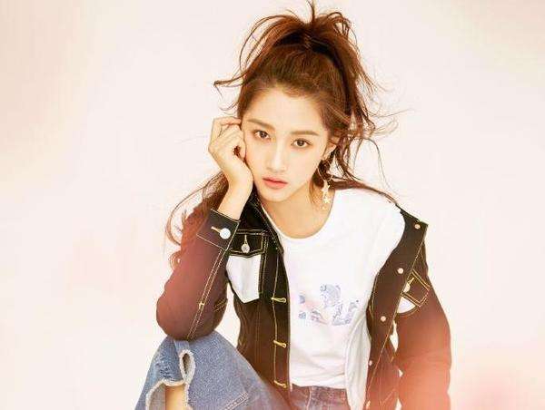 大长腿学霸美女关晓彤壁纸