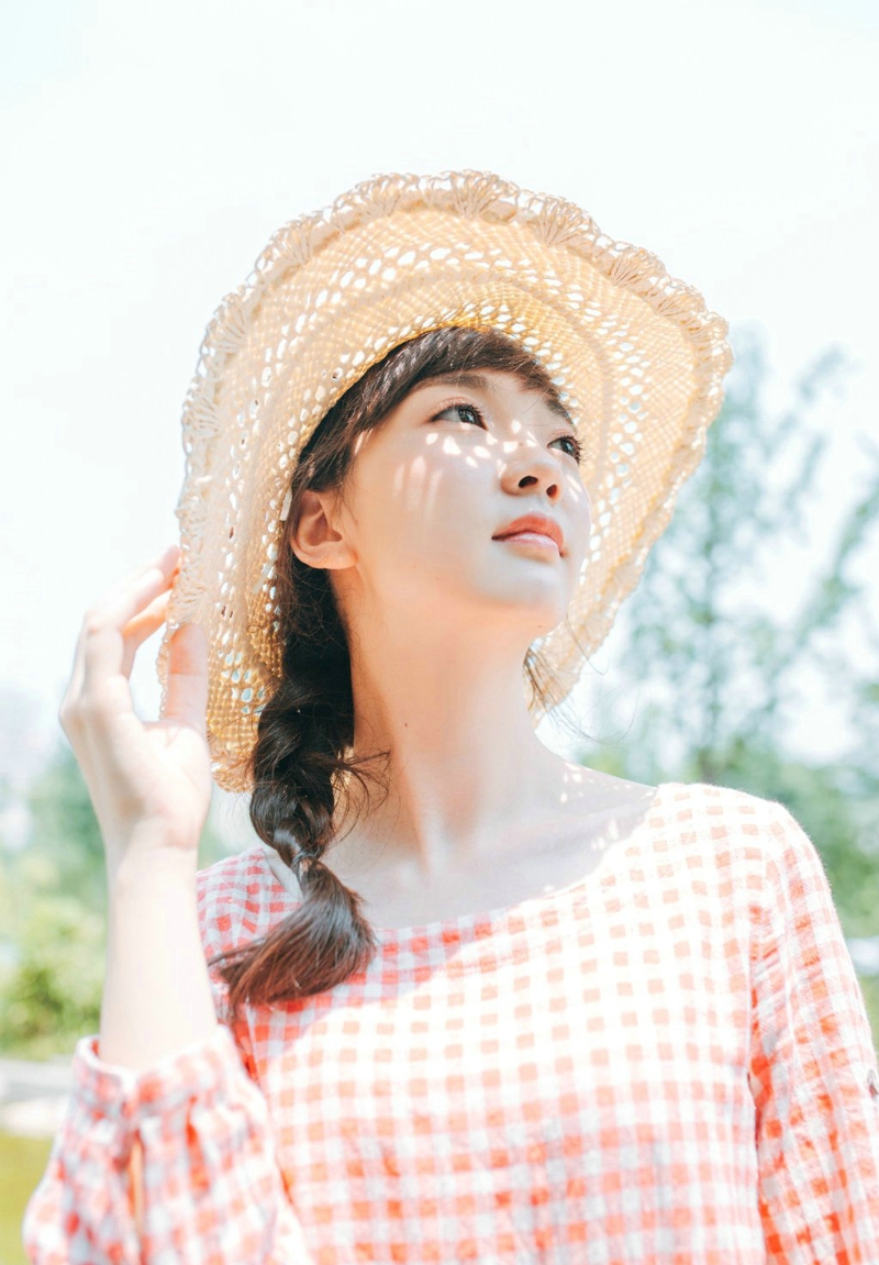 花海中中的格子裙麻花辫少女写真