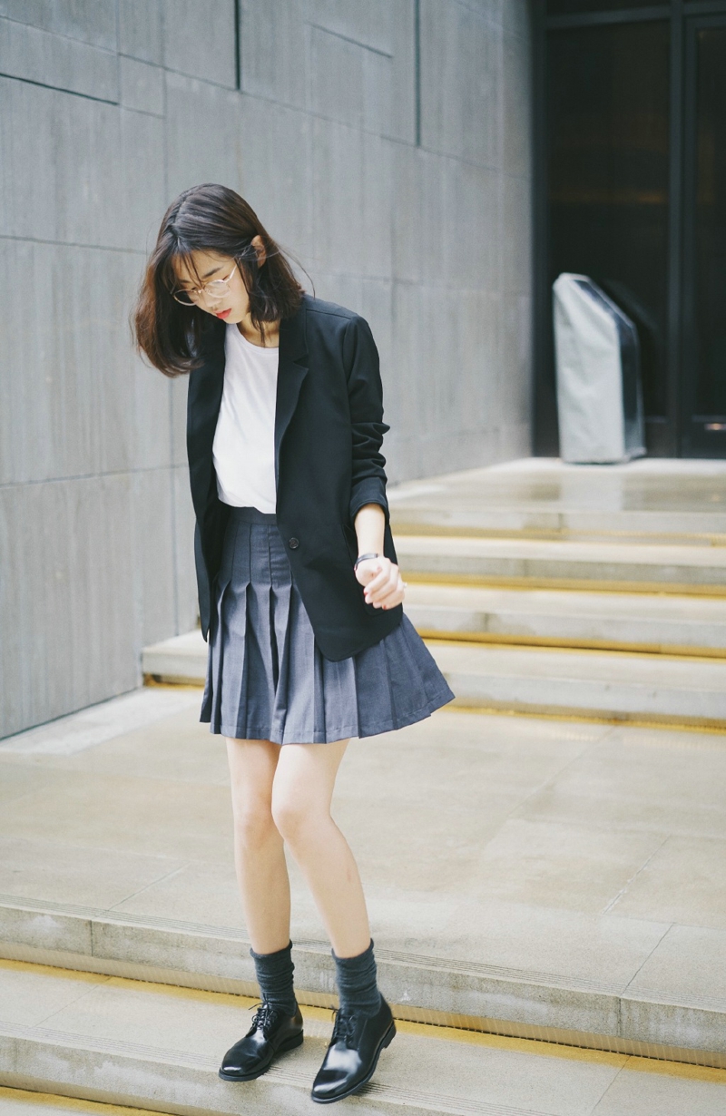 日系眼镜短发美女街头百褶裙养眼写真