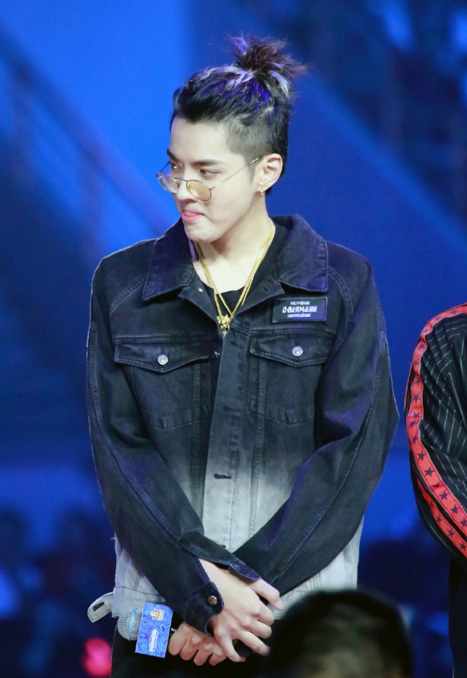 吴亦凡菠萝头气质时尚写真