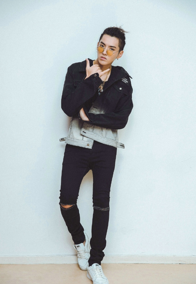 吴亦凡菠萝头气质时尚写真