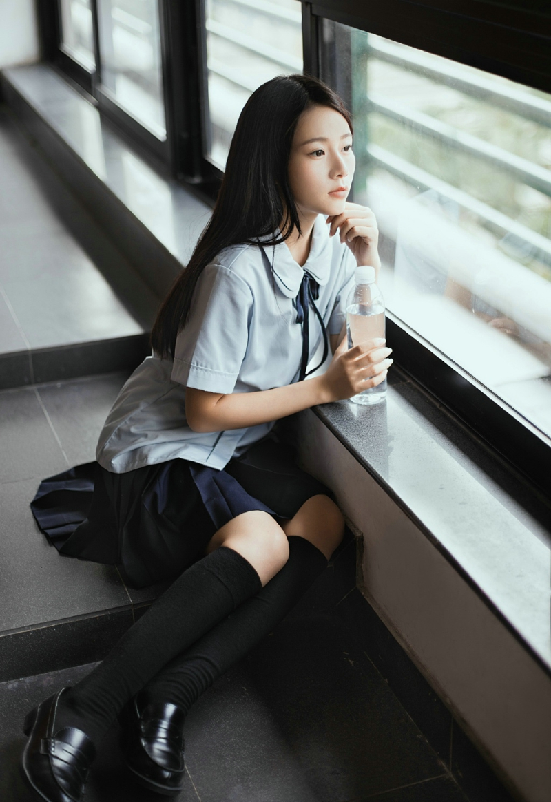 森林内的清新文艺少女漂亮脸蛋