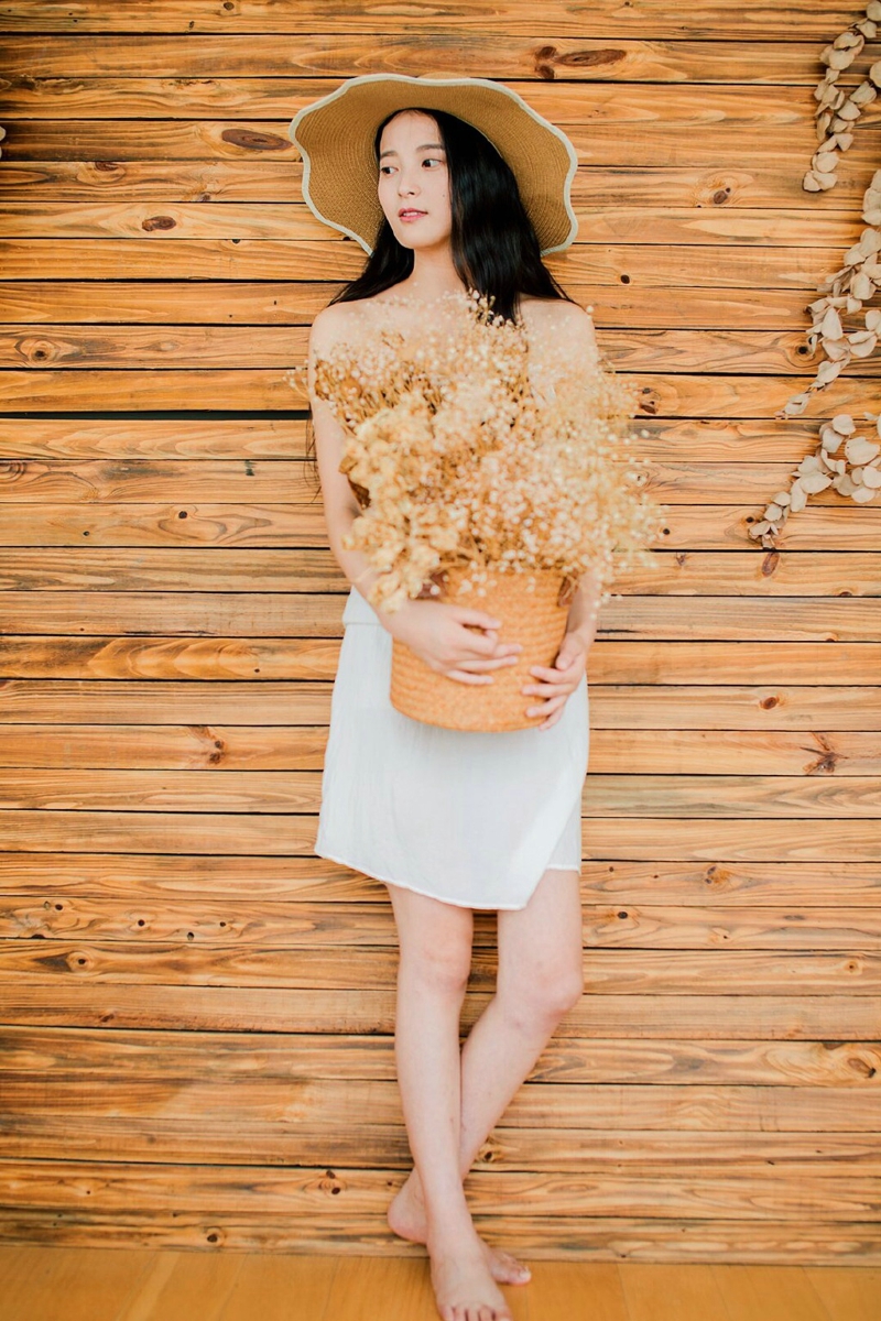 90后美女恬静自然户外养眼美图