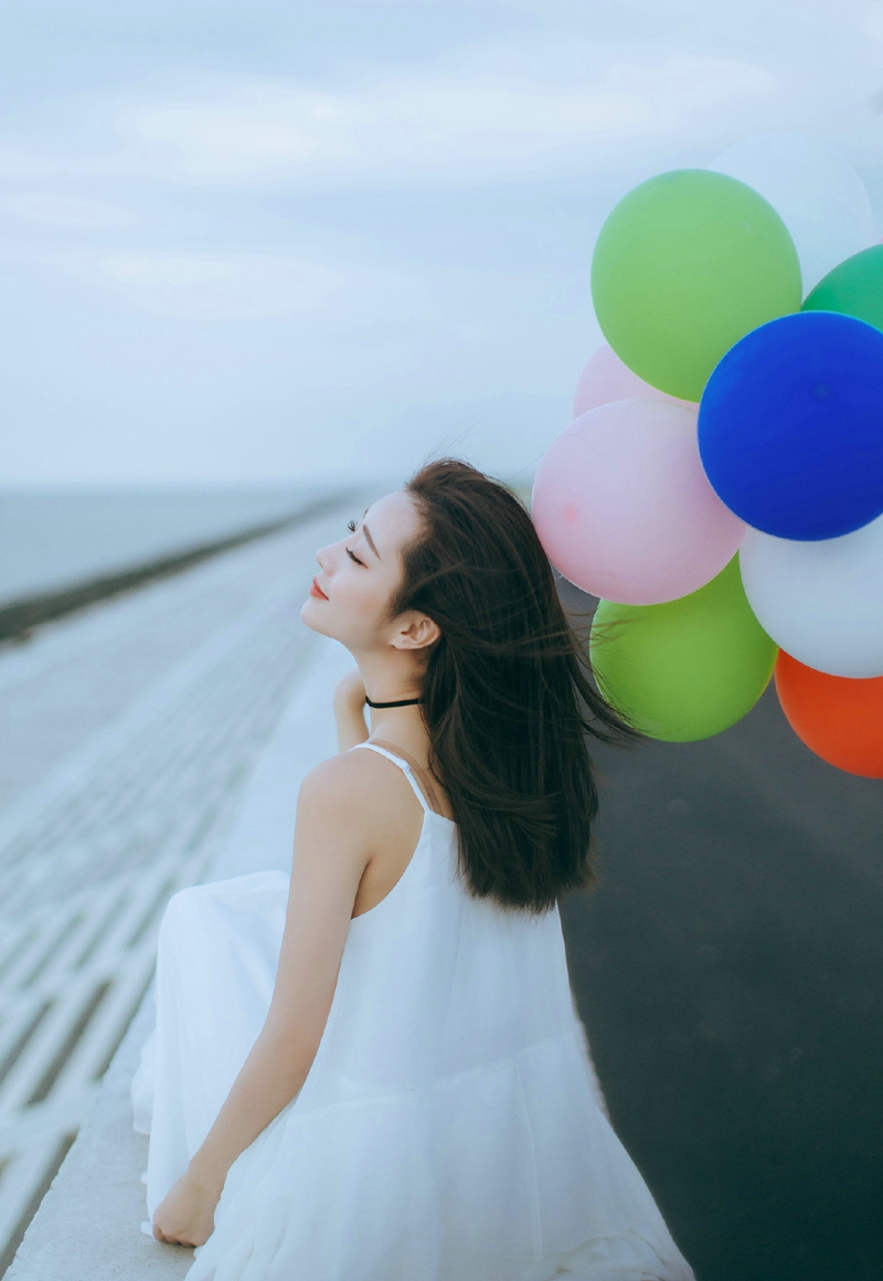 街道上的气球秀发女神活泼清新写真