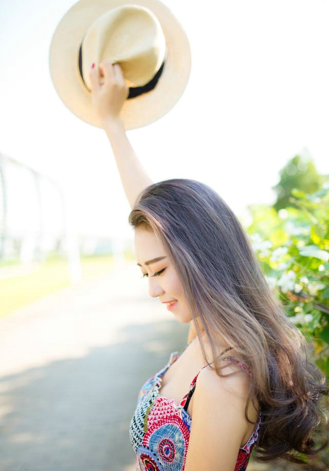 阳光下草帽美女海边风吹唯美写真
