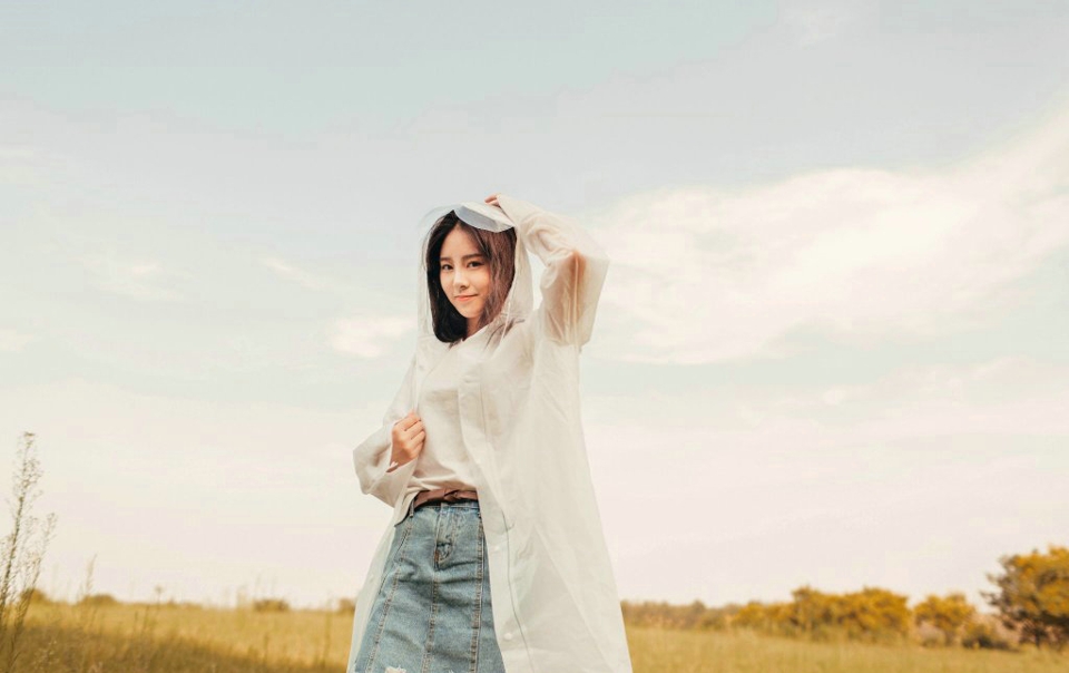 高冷清秀美女户外阳光照动人写真