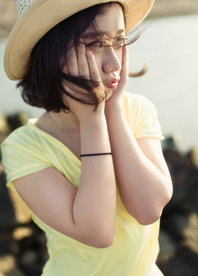 海岸礁石上的长发美女柔美秀发飘扬写真曝光