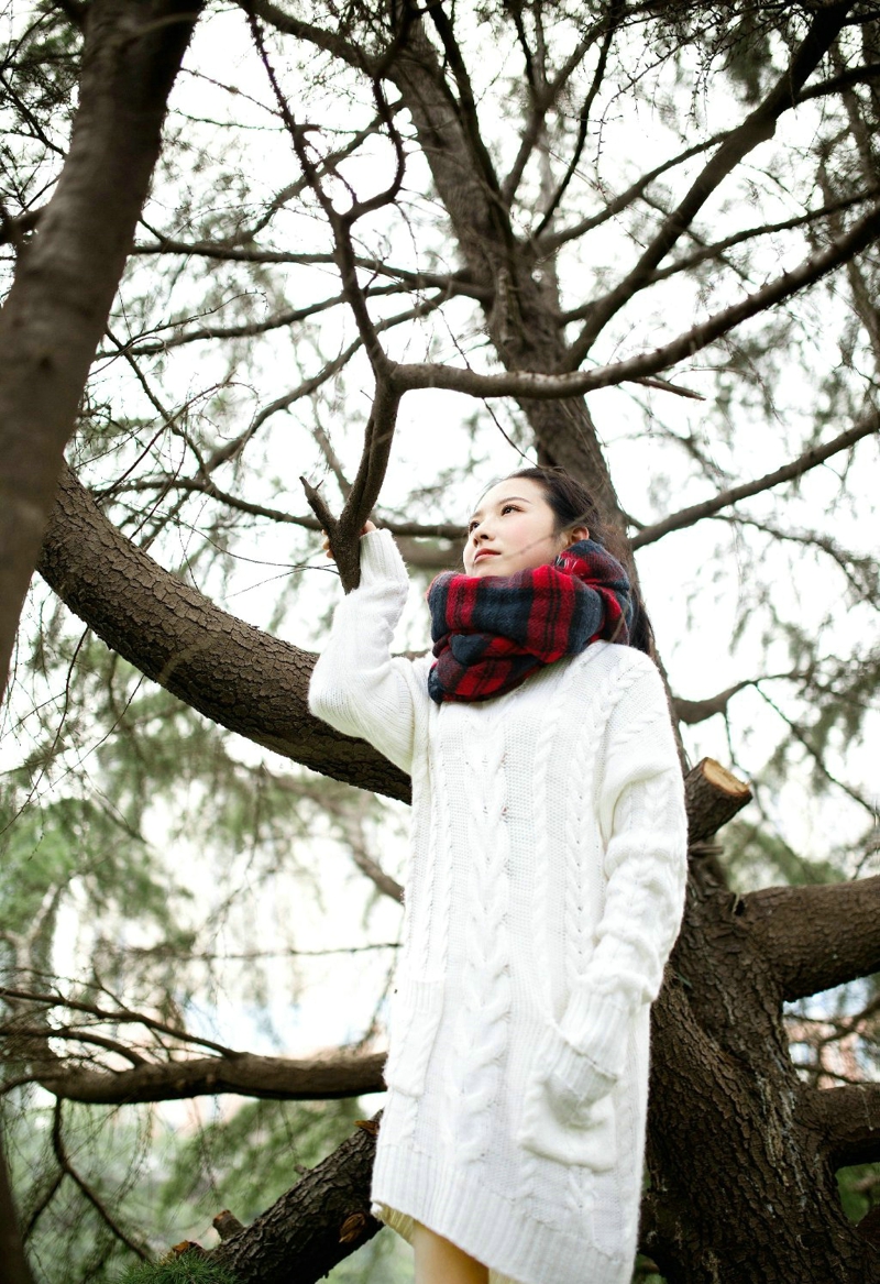 空阔草地上的毛衣围巾美女马尾清爽