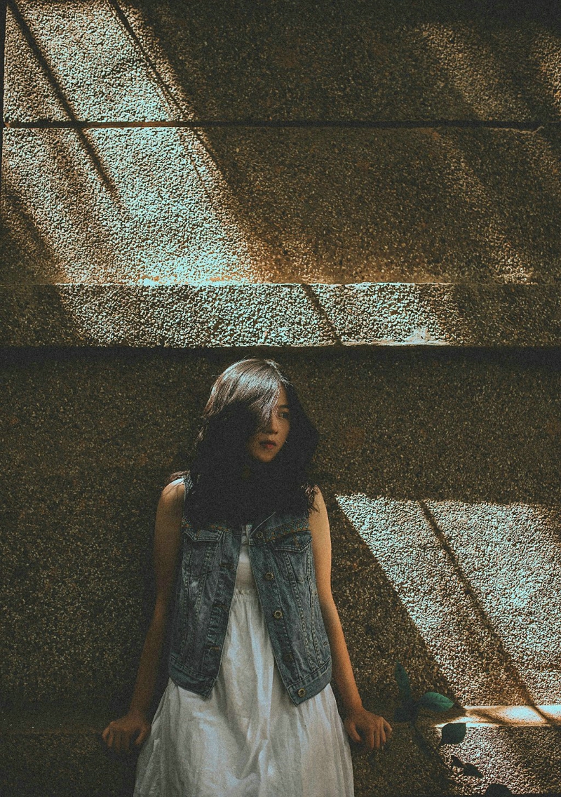 忧郁气质卷发美女自然随性写真