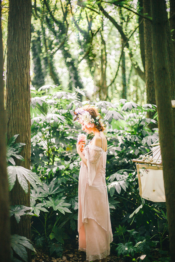 森林里找到美丽的花仙子写真照