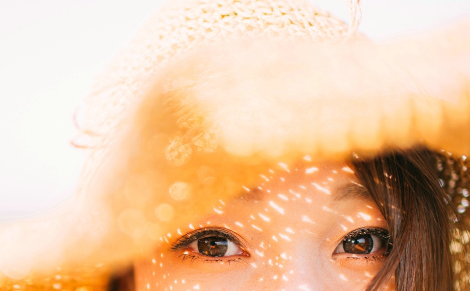 黄昏下的气质女神碎花长裙耀眼吸睛