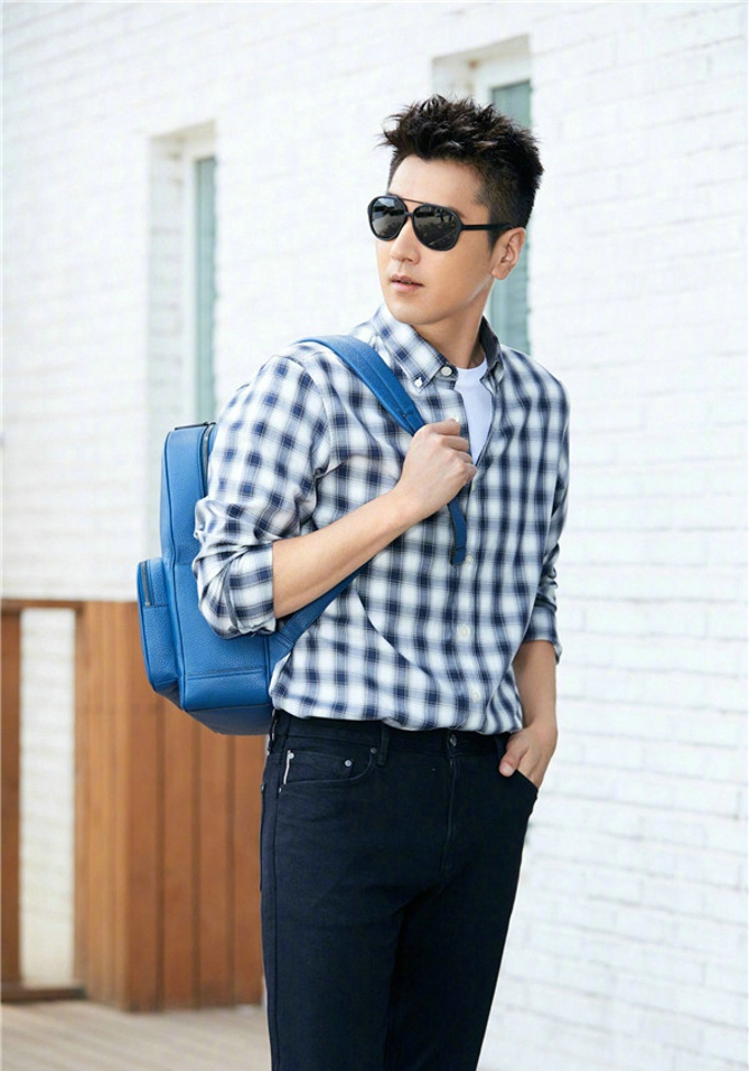 赵又廷机场随性中不乏时髦穿搭态度