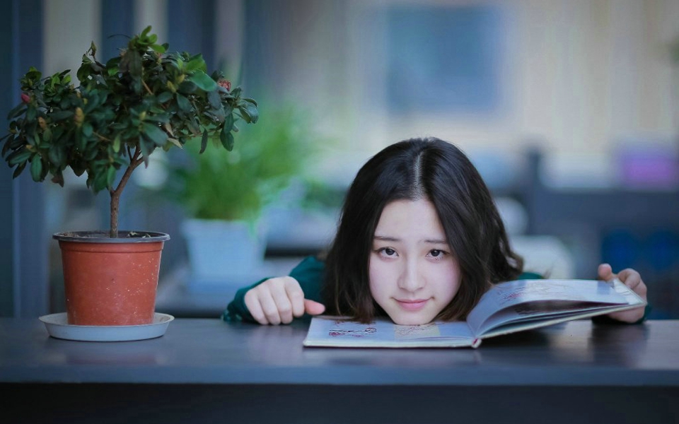 中国风卷发美女图书馆内素雅怡人