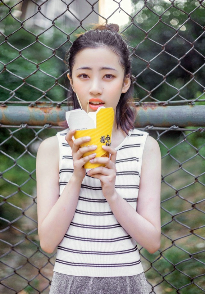 爽朗笑容清纯靓丽可爱少女写真