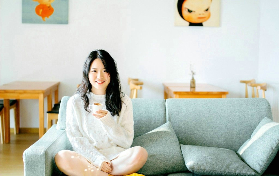 纯真美女白色毛衣温暖笑容清香四溢