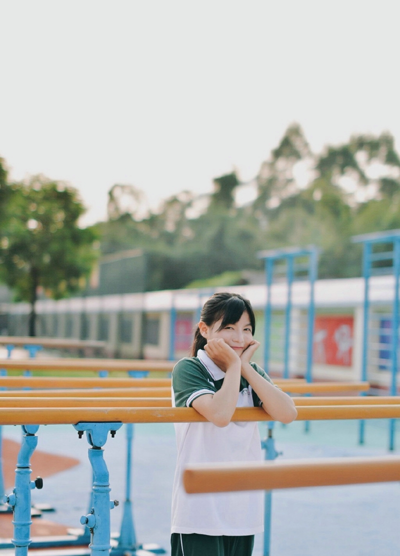 操场上的长发美女清新怡人青春正能量写真