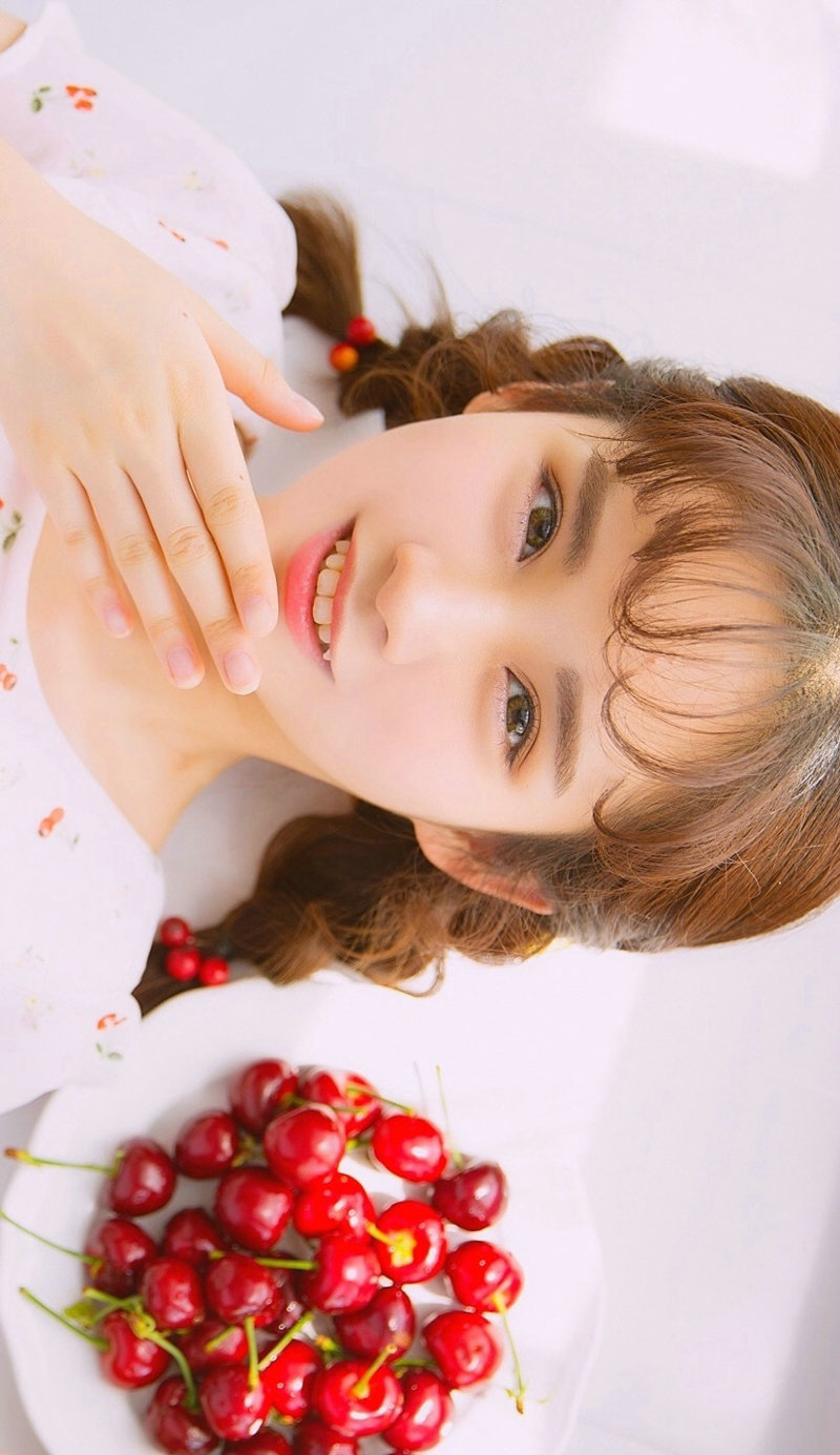 清纯短发美女树下气质迷人写真