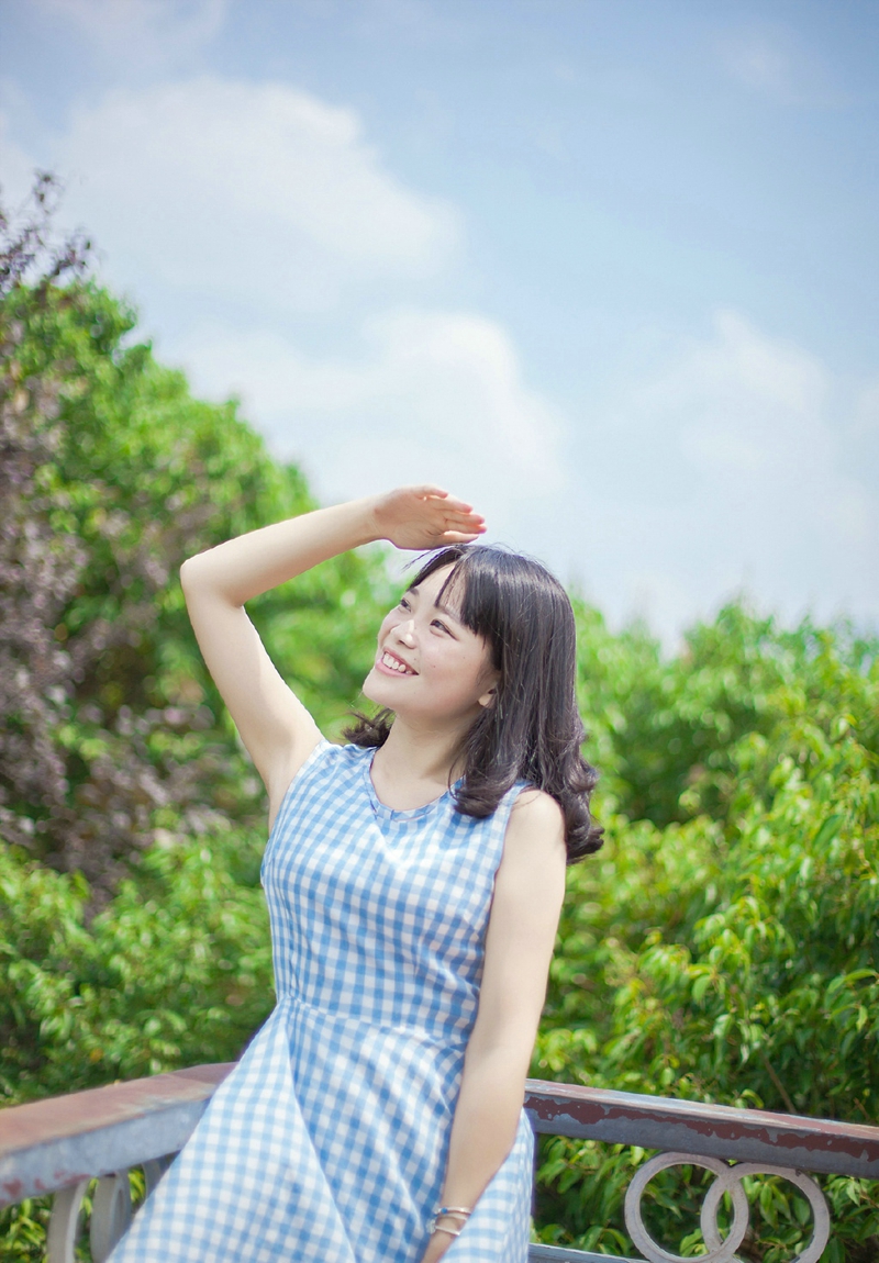 睡眼惺忪的素颜女孩最爱夏日