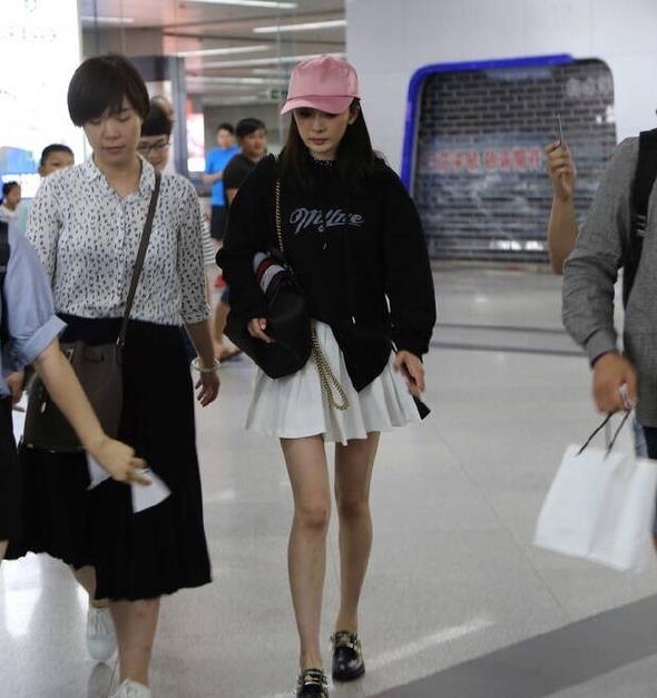 最新杨幂机场私搭图