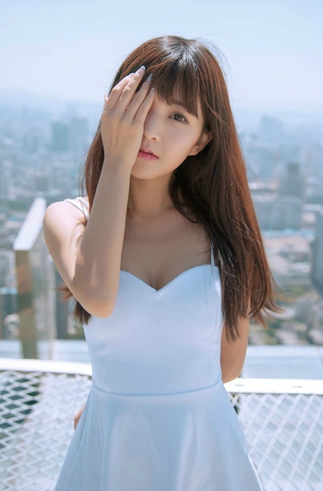 甜美女孩穿无袖白裙可爱清纯天台唯美高清气质写真