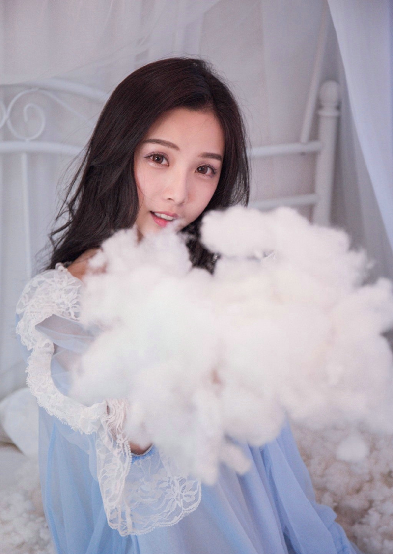 蓝调半丸子头妹子可爱表情包