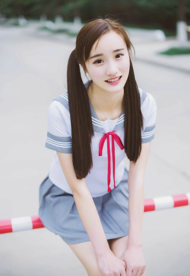 短裙学生装长腿学生美眉