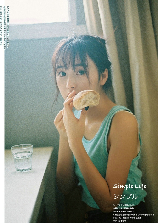 阳光可爱吃早餐少女写真
