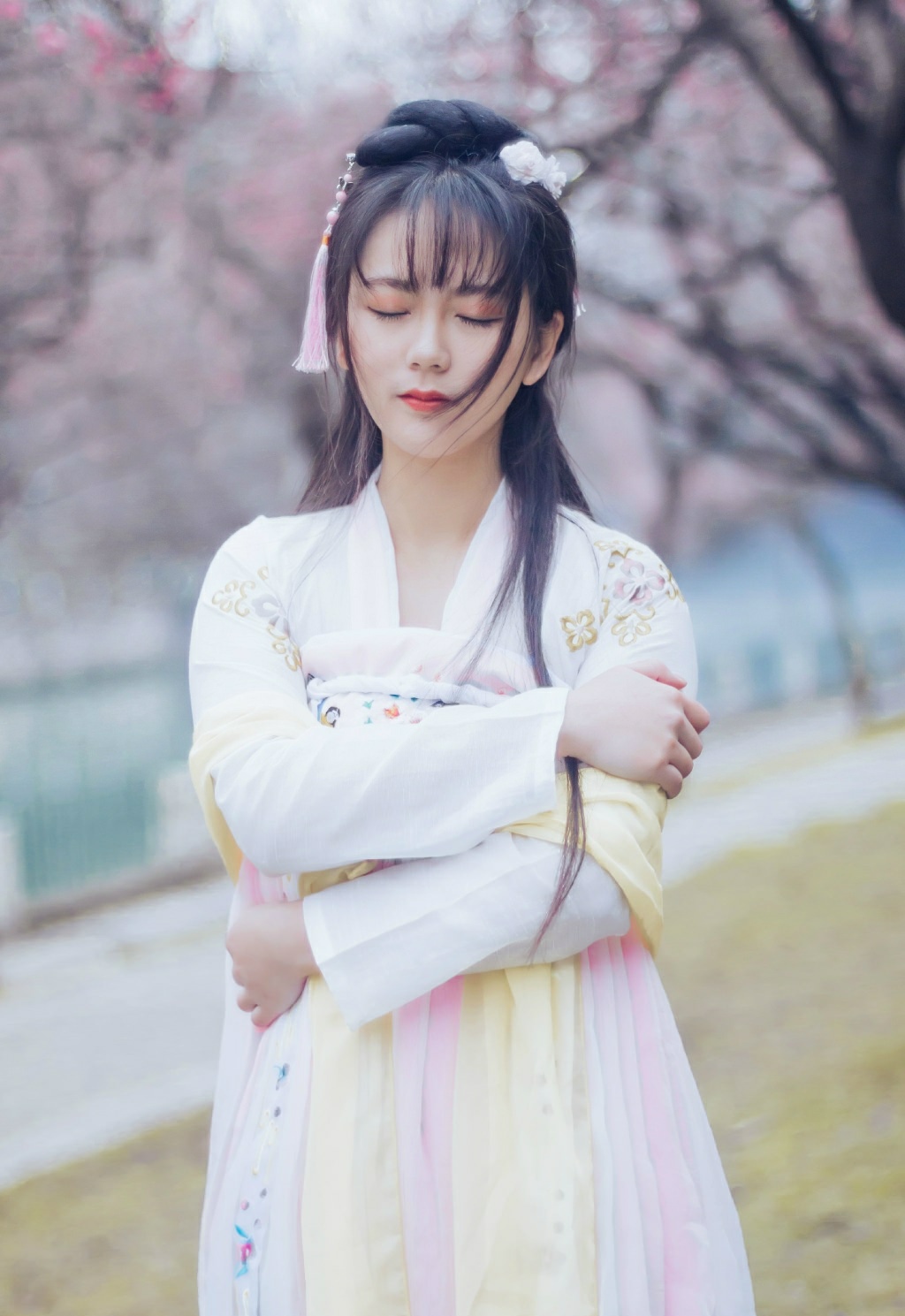 五官漂亮的古装刘海美女温馨阳光甜美动人