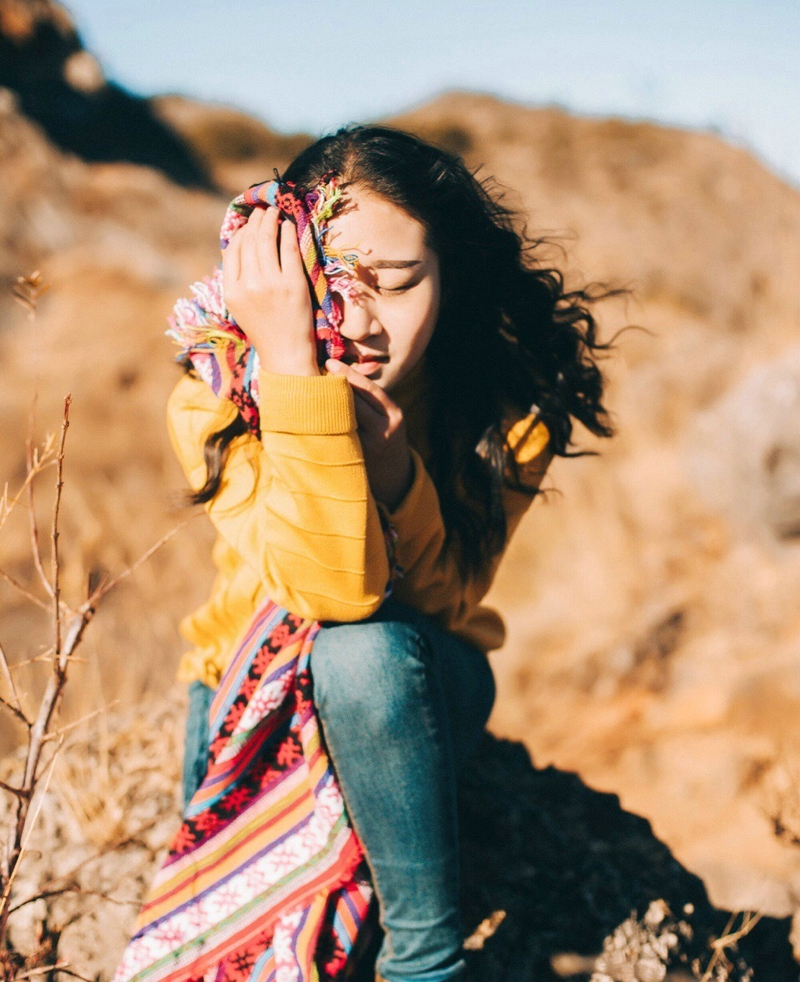 荒凉沙漠中的卷发美女成熟别样风情