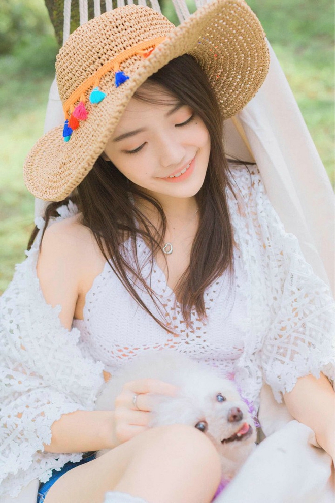 清纯甜美阳光美女户外正能量图片