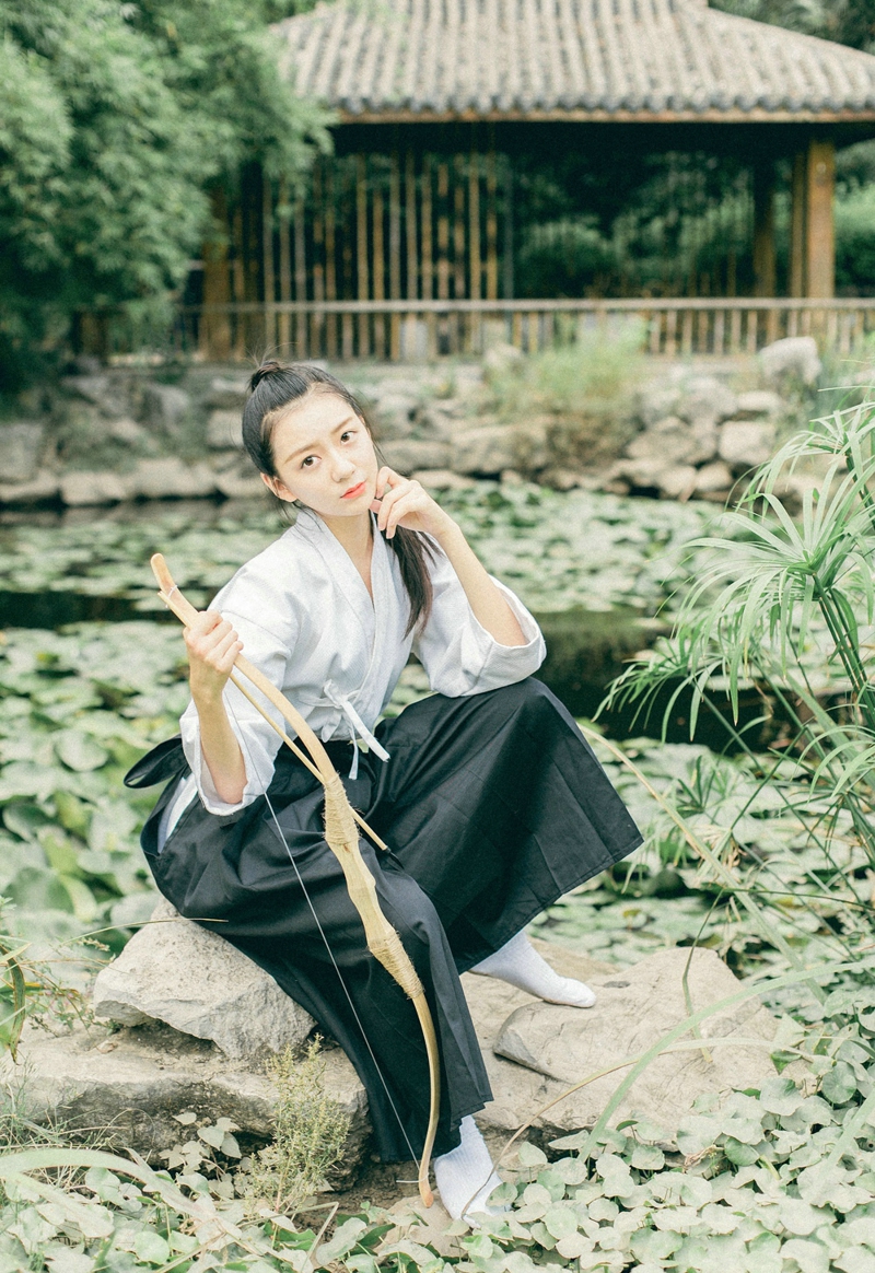 清新草地上的双马尾白裙姑娘素雅迷人写真照