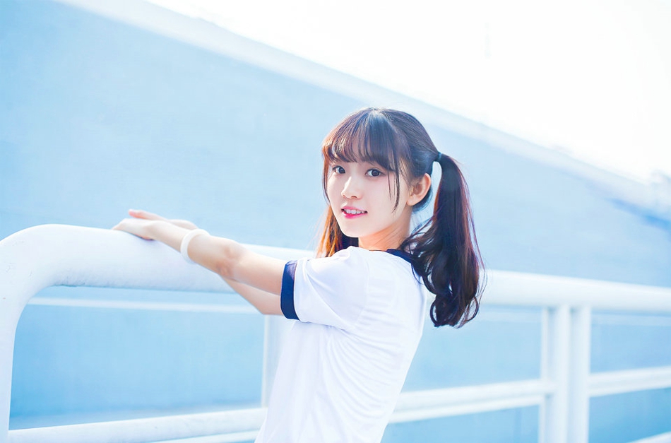 草帽女孩吊带短裙户外树林唯美写真