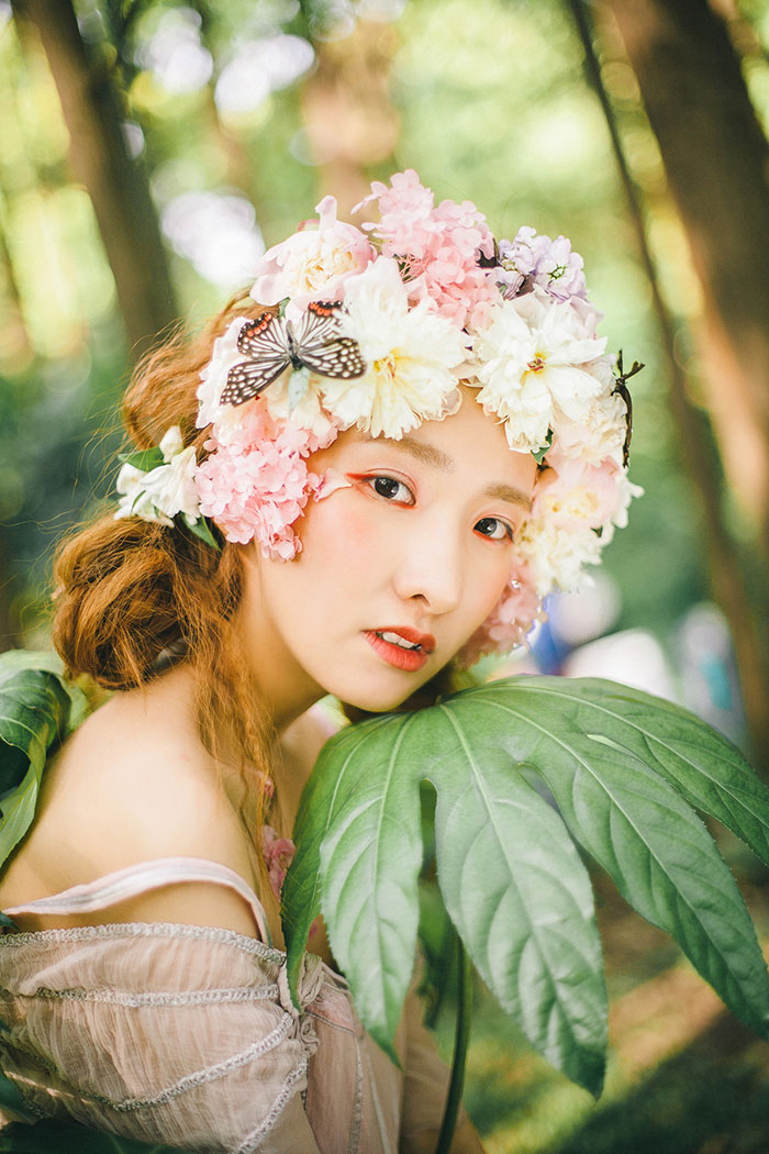 森林里找到美丽的花仙子写真照