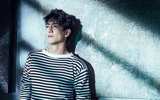 林更新帅气街拍高清壁纸