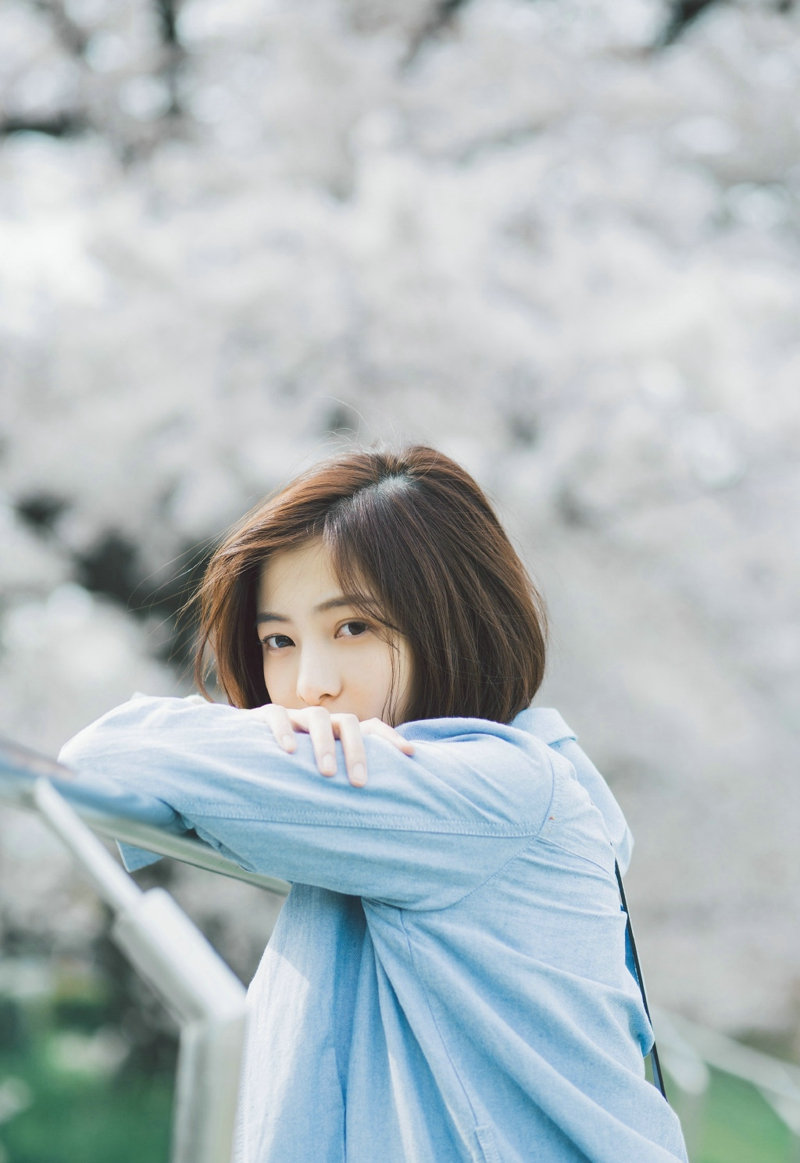 清纯短发美女树下气质迷人写真