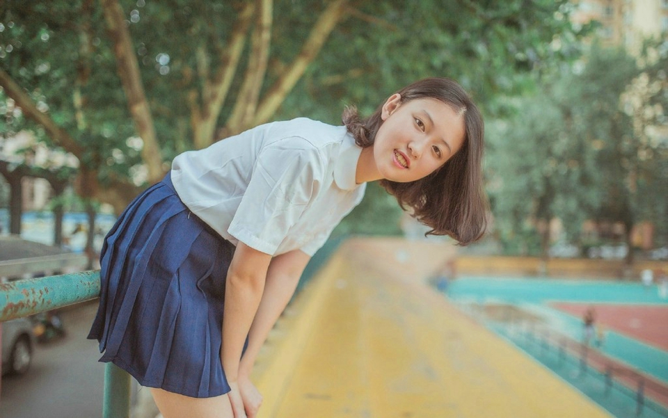 百褶裙短发美女纯真干净阳光写真