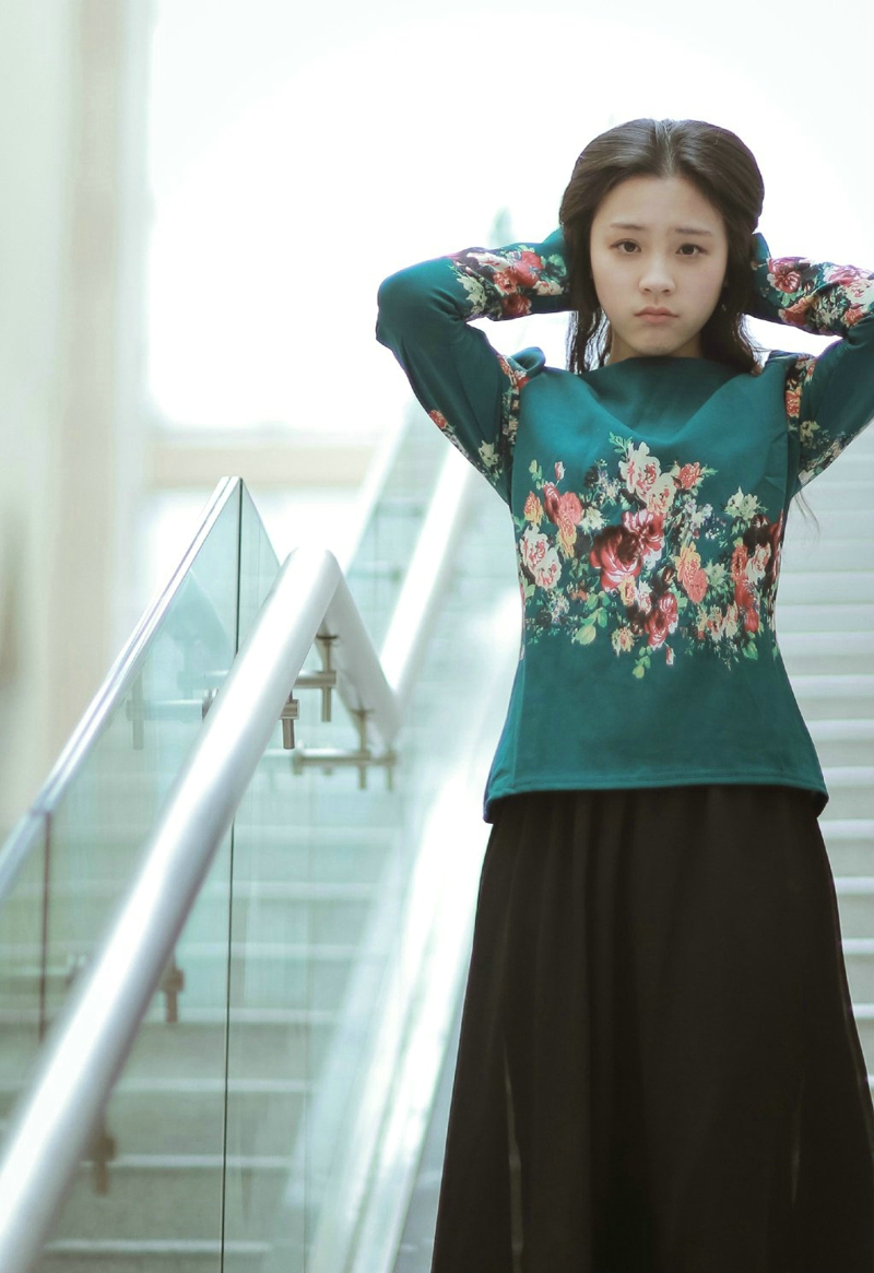 中国风卷发美女图书馆内素雅怡人