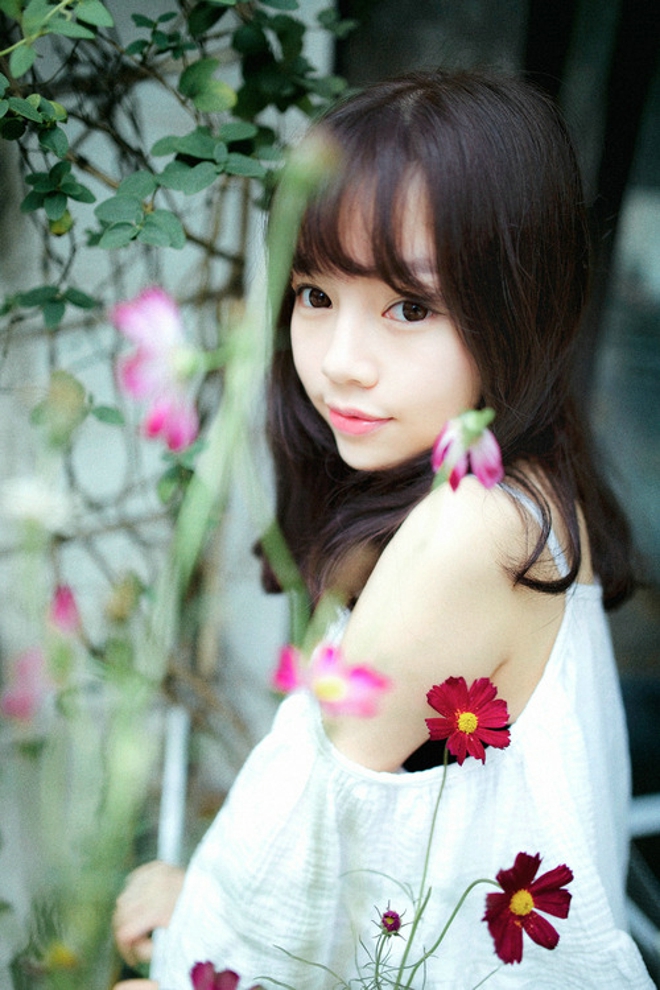 后花园里清纯娇羞可爱少女写真