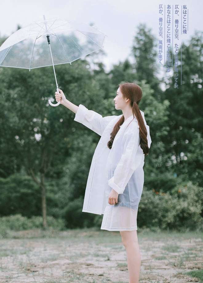 雨天俏丽女生户外优雅甜美迷人唯美写真