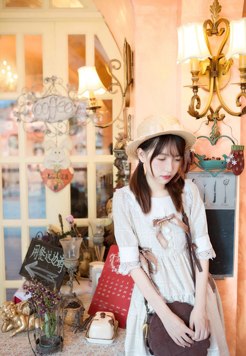 餐厅内的可爱少女青春无敌吸睛