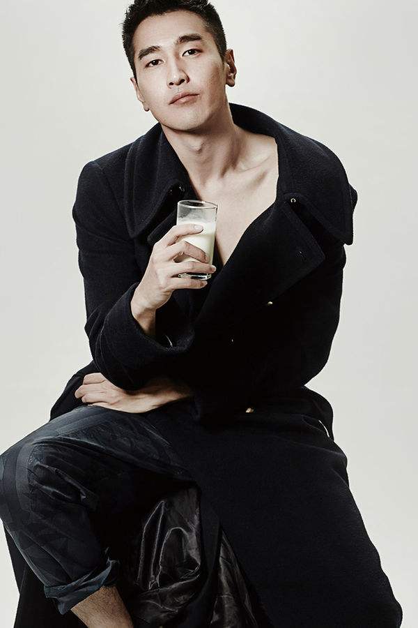 赵又廷机场随性中不乏时髦穿搭态度