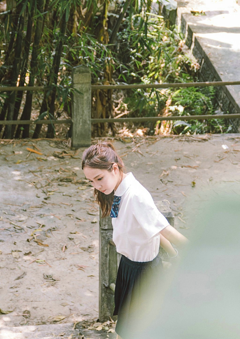 马尾姑娘笑脸灿烂动人校园青春写真