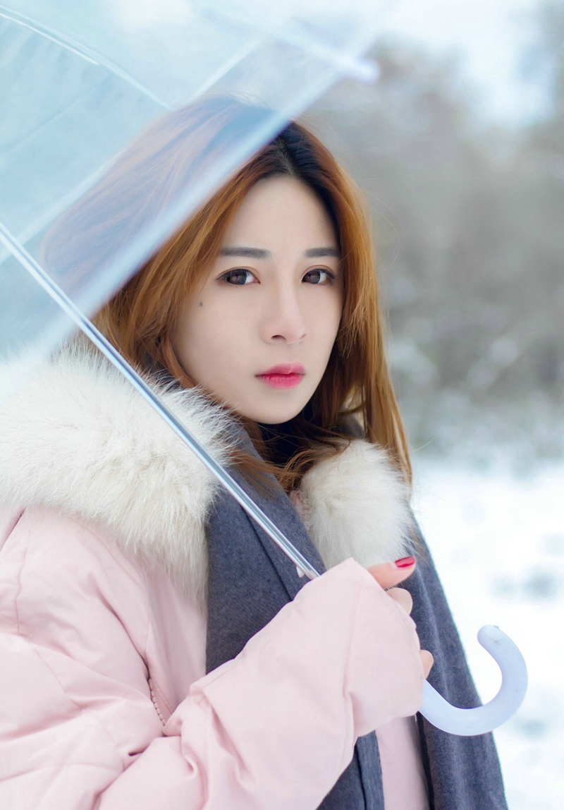 冬日雪地内的羽绒服妹子娇嫩俏皮写真