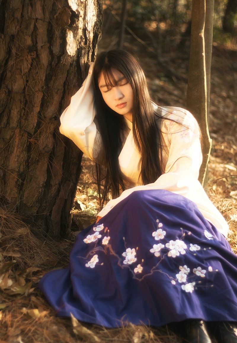 花丛中的毛衣美女气质眼神迷离写真