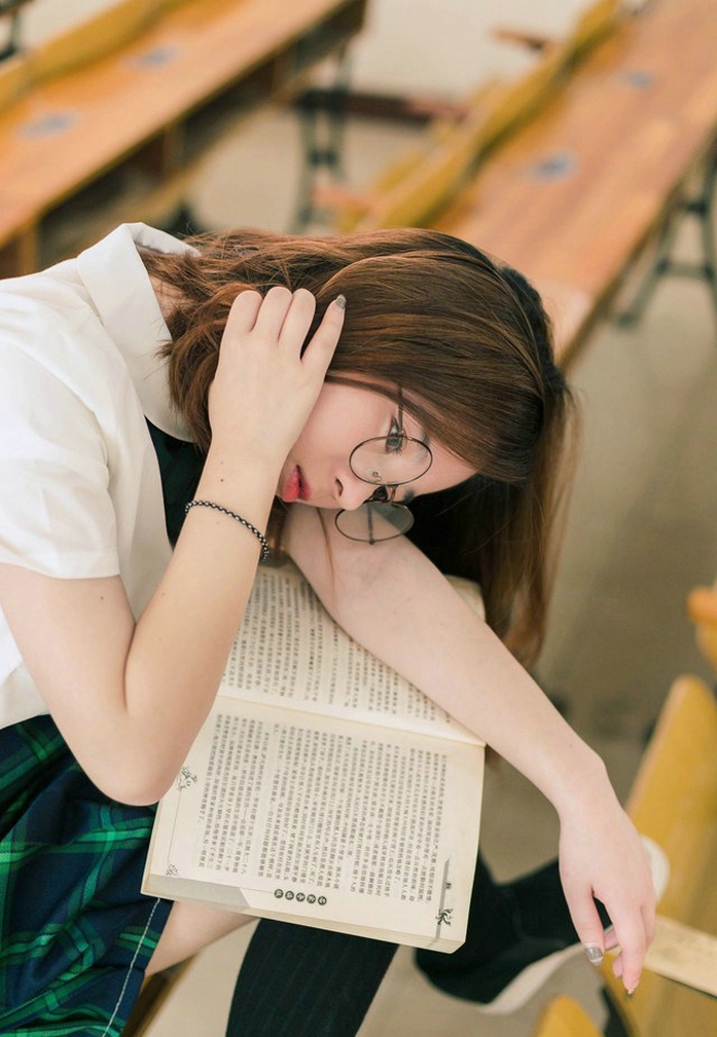 阳光乖巧文静女学生