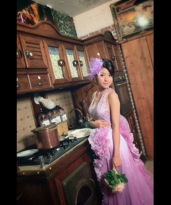 美得令人心醉的酒吧女孩